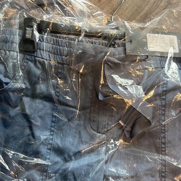 Jones New York Womens Capris . NEW. Size 4 - Picture 2 of 3
